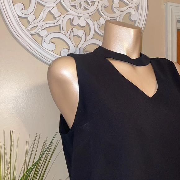 Zac & Rachel womens blouse Large Top shirt sleeveless  black Keyhole vneck basic - Picture 4 of 8